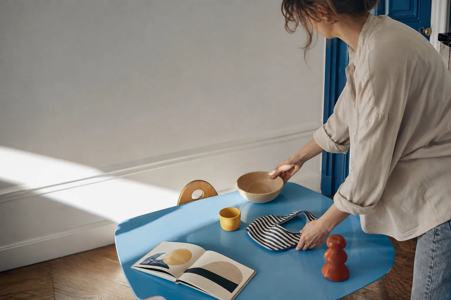Un parent prépare une table bleue pour les premiers repas